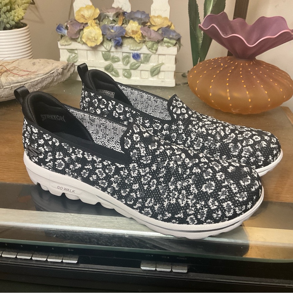SKECHERS WOMENS GO-WALK WASHABLE LEOPARD-ELOQUENCE SLIP ONS 9.5 Wide NEW